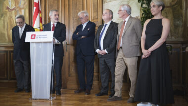 L&#039;aclade Jaume Collboni acompanyat dels alcaldes Joan Clos, XAvier Trias, Jordi Hereu, Narcís Serra i l&#039;alcaldessa Ada Colau.
